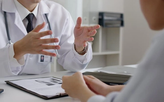 Early Signs of Menopause: What Changes First and How Doctors Manage It